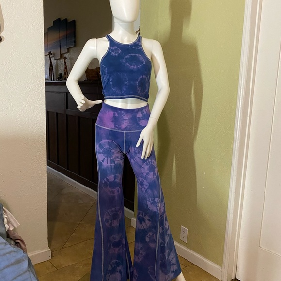 Set 2 pieces bell bottom one of the tops. - Picture 9 of 12